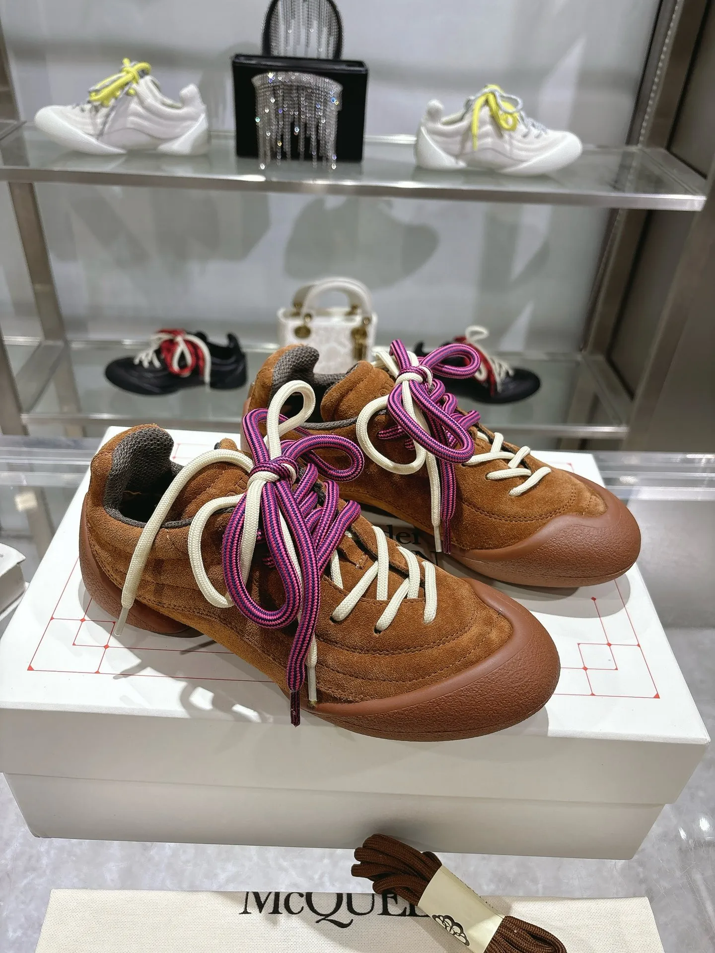 p580💰Couple model 𝐀𝐥𝐞𝐱𝐚𝐧𝐝𝐞𝐫 𝐌𝐜𝐐𝐮𝐞𝐞𝐧#/Alexander McQueen’s latest Flexion series, retro, casual, sneakers, original purchase, development, production, this Flexion Off Low-top sneakers in white grained leather with varying sized laces and an anatomically inspired lightweight segmented sole. The reverse skull pattern is embossed on the heel. Fabric: Original customized imported first-layer cowhide. Lining: Customized imported breathable mesh lining. Sole: Original open-molded non-slip TPU material. Bottom thickness: 2CM. Size: #Female size 35-40 (40 customized, non-refundable) #Men’s code 39-45 (45 customized, non-refundable)